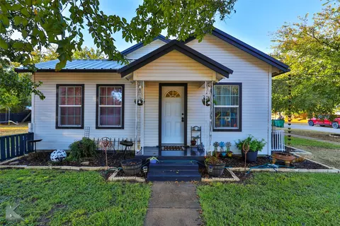 Exterior - 510 W Plummer St, Eastland, TX 76448 photo 1 of 7