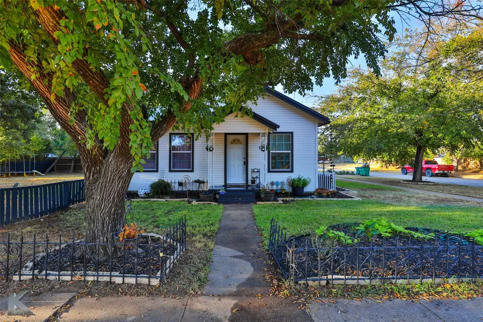 Exterior - 510 W Plummer St, Eastland, TX 76448 photo 2 of 7