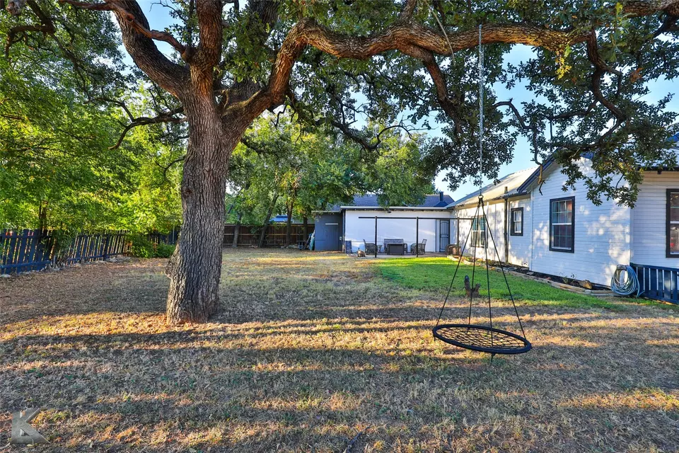 Exterior - 510 W Plummer St, Eastland, TX 76448 photo 4 of 7
