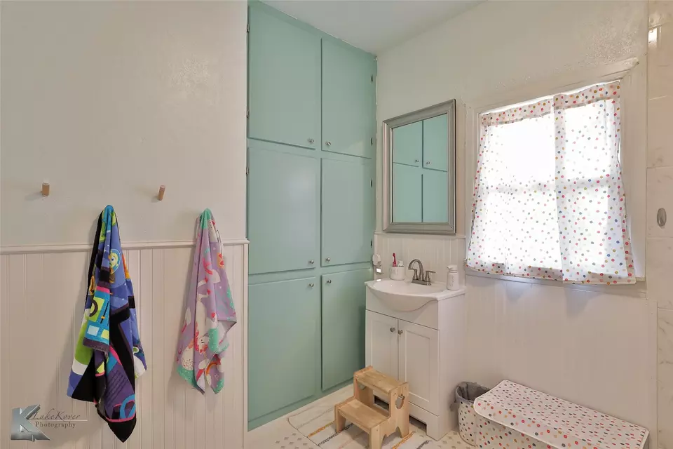 Bath - 510 W Plummer St, Eastland, TX 76448 photo 2 of 5