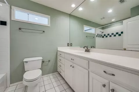 Bath - 10200 Zipper Rd, Pilot Point, TX 76258 photo 3 of 3