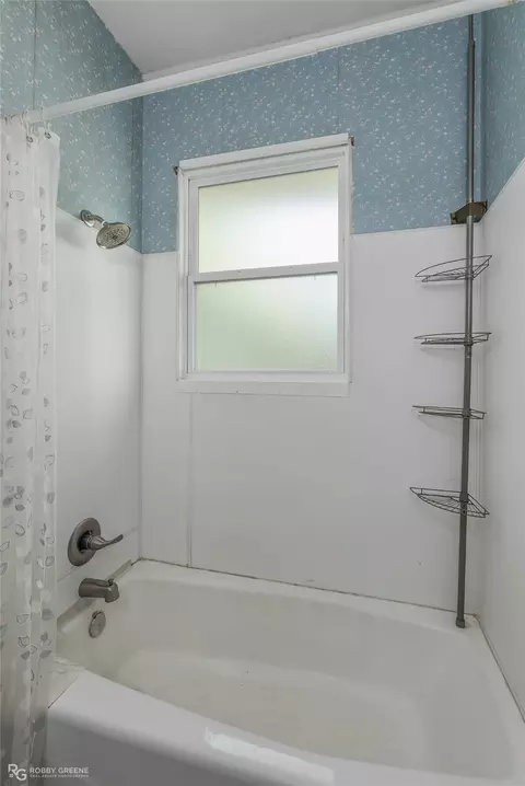 Bath - 209 N Arkansas St, Plain Dealing, LA 71064 photo 1 of 2