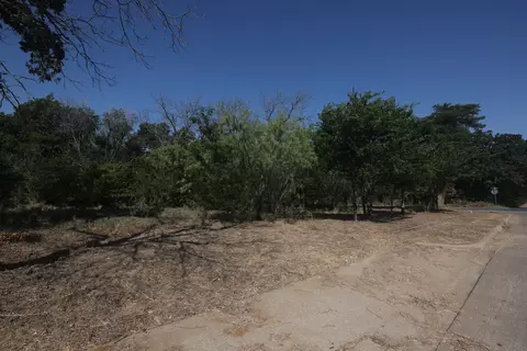 612 E 2nd St, Cleburne, TX 76031