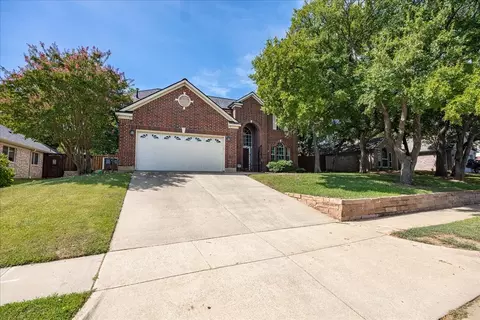 7916 Old Hickory Dr, North Richland Hills, TX 76182