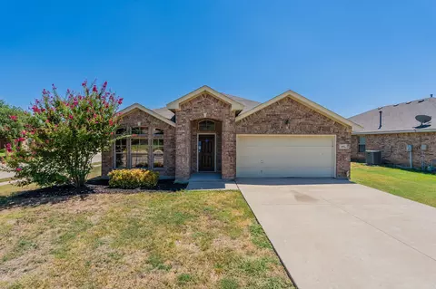 453 Brookhollow Ln, Saginaw, TX 76131