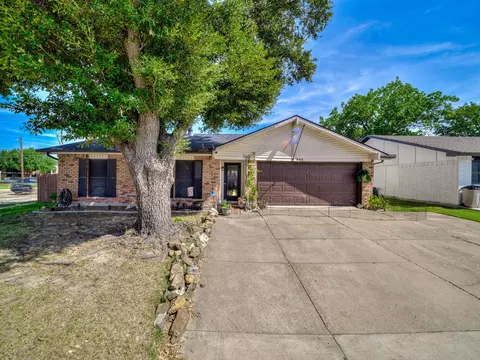 302 Lake Park Dr, Grand Prairie, TX 75052