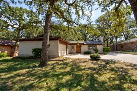 1018 Kiowa Dr W, Lake Kiowa, TX 76240