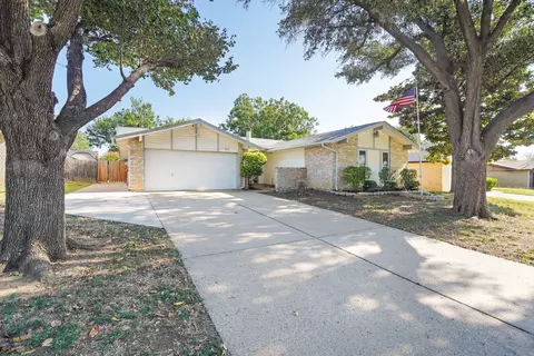 711 Lynnfield Dr, Arlington, TX 76014