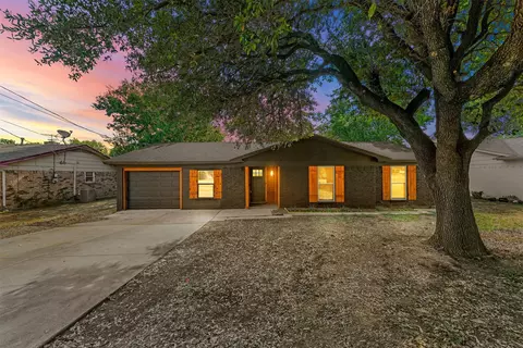 1035 Bryant St, Benbrook, TX 76126