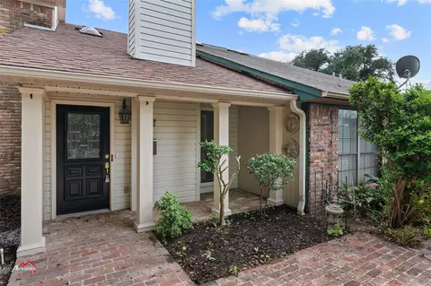 2633 Village Ln, Bossier City, LA 71112