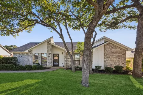 2028 Parkridge Dr, Hurst, TX 76054