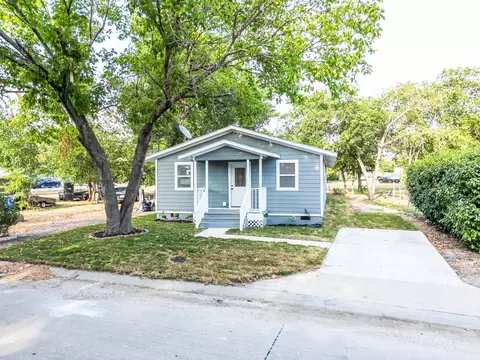103 Munchus St, Waxahachie, TX 75165