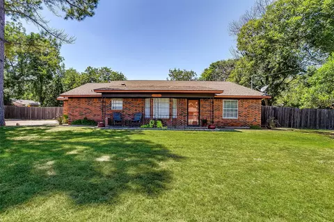 104 S Oak St, Crowley, TX 76036