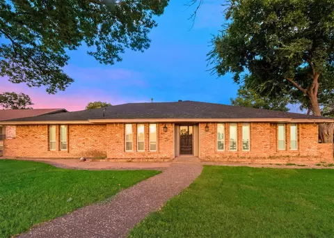 902 N Cedar Ridge Dr, Duncanville, TX 75116