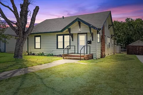 1308 W Walker St, Denison, TX 75020