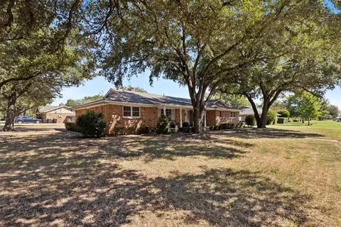1236 Crestwood Dr, Cleburne, TX 76033