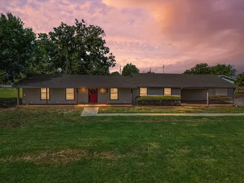 801 Oak Lane Dr, Joshua, TX 76058