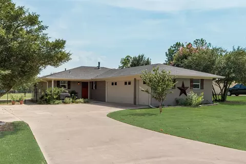 421 Navajo Trl, Lake Kiowa, TX 76240
