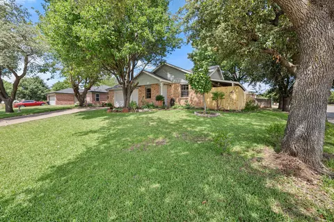 800 Blue Ridge Dr, Burleson, TX 76028