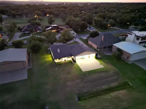 9003 Woodlawn Dr, Granbury, TX 76049