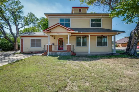 1117 N Elm St, Denton, TX 76201