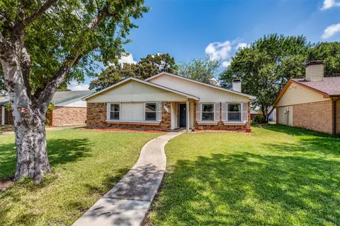 910 Navasota Dr, Garland, TX 75040