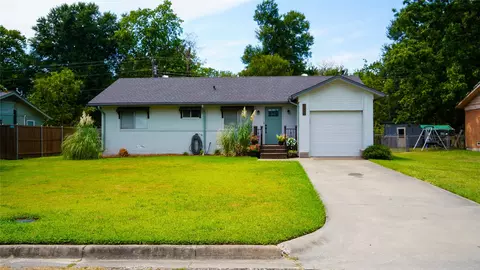 806 Edgewood St, Wolfe City, TX 75496