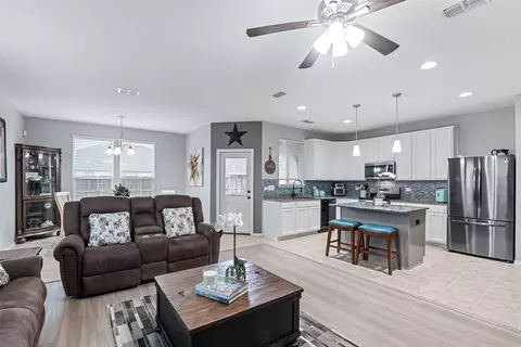 1813 Waggoner Dr, Aubrey, TX 76227