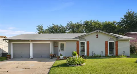 723 N Deerfield Cir, Arlington, TX 76015