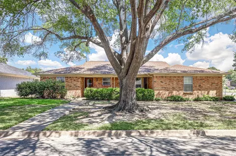 8417 Hillcrest Ct, North Richland Hills, TX 76182