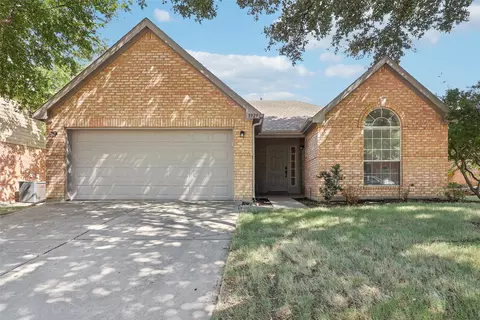 5929 Hillview Dr, Watauga, TX 76148