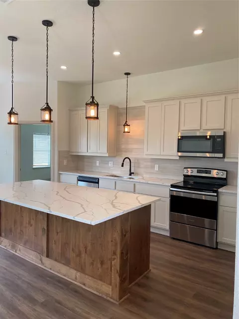 Kitchen - 110 Panther Loop, Mabank, TX 75147 photo 2 of 4