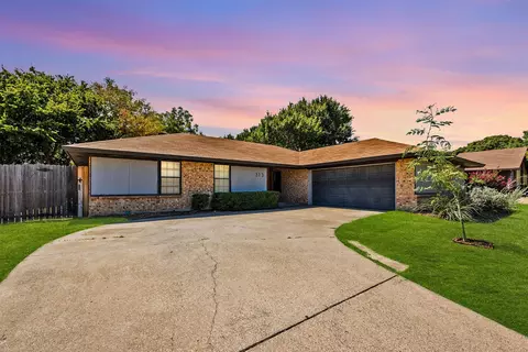 313 Haywood Dr, Benbrook, TX 76126