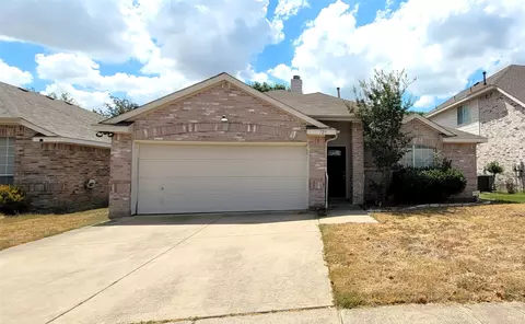 725 Bridle Trl, Saginaw, TX 76179