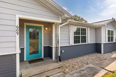 609 E Pine St, West, TX 76691 photo 6