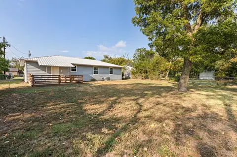 609 E Pine St, West, TX 76691 photo 8