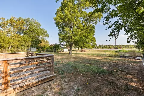 609 E Pine St, West, TX 76691 photo 7