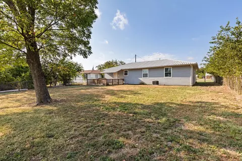 609 E Pine St, West, TX 76691 photo 10