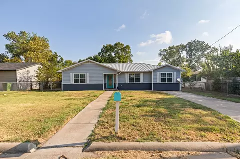 609 E Pine St, West, TX 76691 photo 2