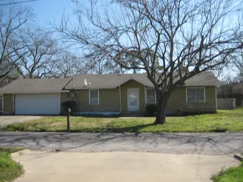303 N Lamar St, Tioga, TX 76271
