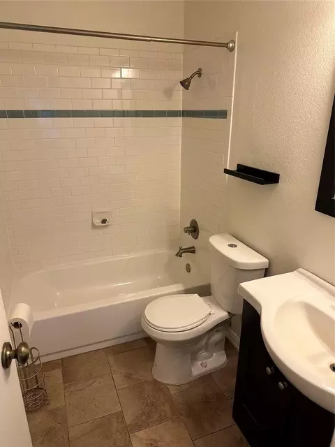 Bath - 890 E Riverside Dr, Grapevine, TX 76051 photo 3 of 4