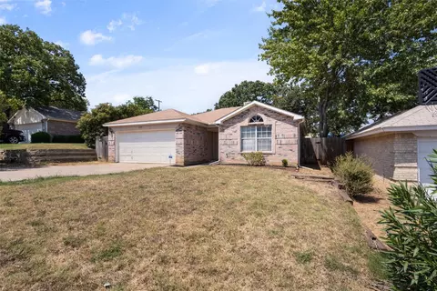 5155 Meadow Ct, Fort Worth, TX 76112