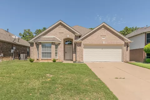 549 Oakbrook Dr, Burleson, TX 76028