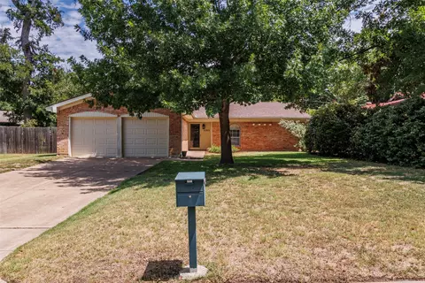 1105 Oak Forest Dr, Fort Worth, TX 76114