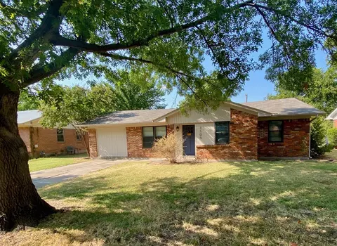 1105 Laguna Dr, Denton, TX 76209