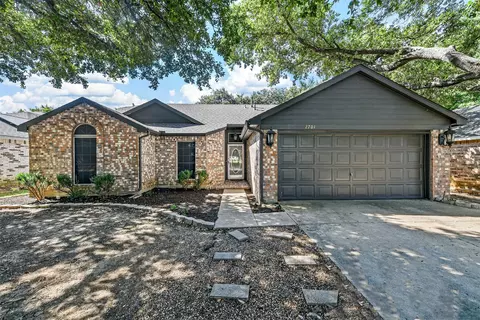 2701 Thunderbird Dr, Denton, TX 76207