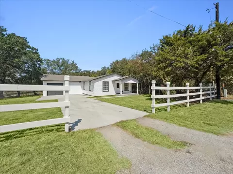 104 Rhoades St, Azle, TX 76020