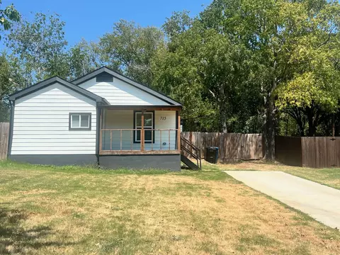 715 E Maple Row, Denison, TX 75021 photo 4
