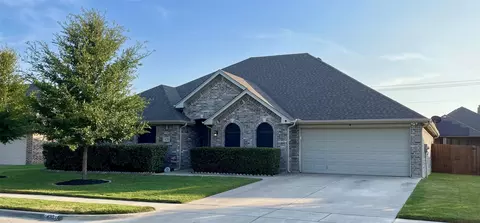 420 Hummingbird Trl, Crowley, TX 76036