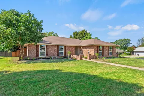 500 Basswood Dr, Euless, TX 76039